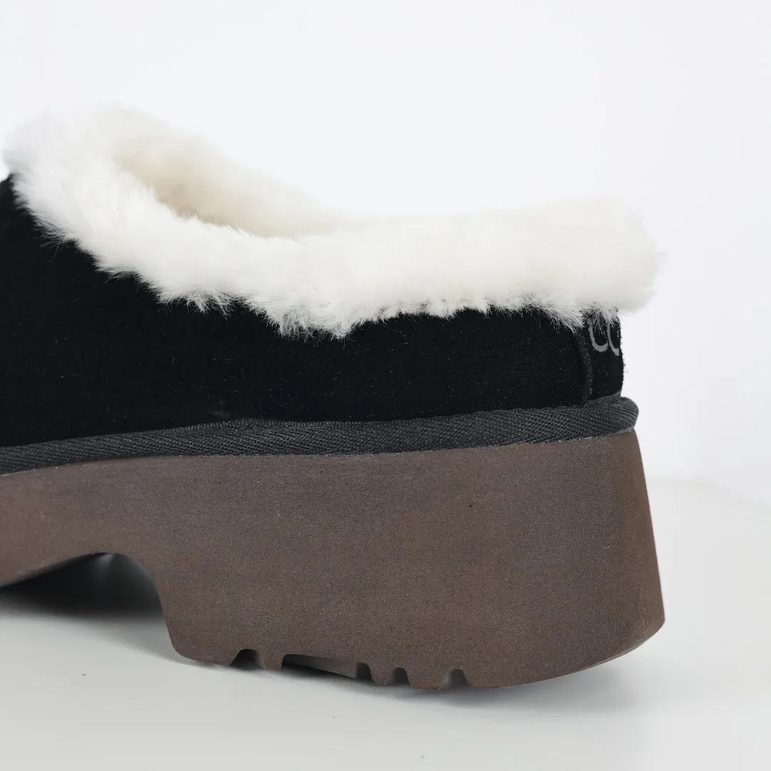 Pick up locally 💰560 Core recommended good price It is a very suitable choice for home use. In recent years, uug has launched a series of styles, which are partially geared towards the preferences of young consumers and have also moved to the forefront of fashion trends. Shoe body material: water-repellent coated suede upper, 17 mm UGGPURE™ implantable wool insole, lightweight non-slip and comfortable rubber outsole, with brand LOGO and trademark, with full packaging Size: 35 36 37 38 39 40